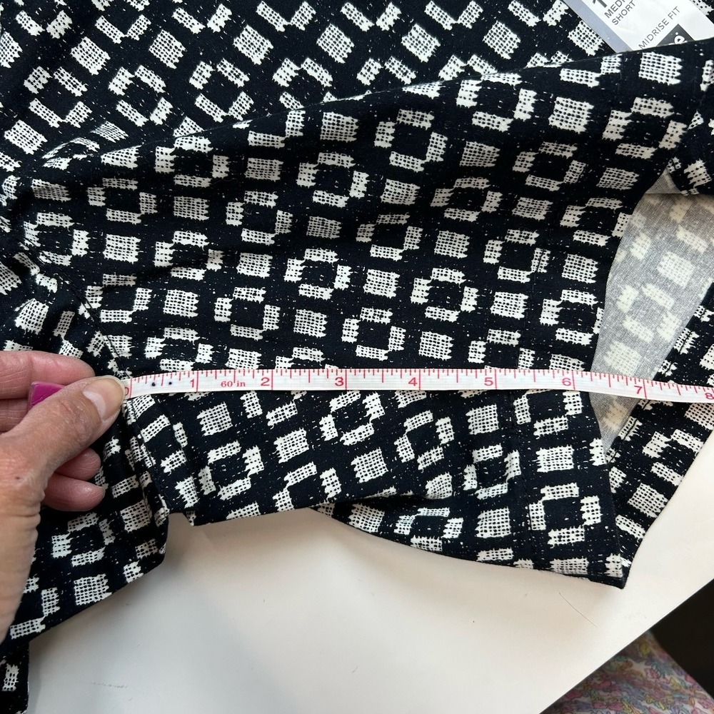 NWT LEE‎ Women's 10 Med Black & White TEXTURED Geometric Midrise Fit Shorts - Picture 8 of 8